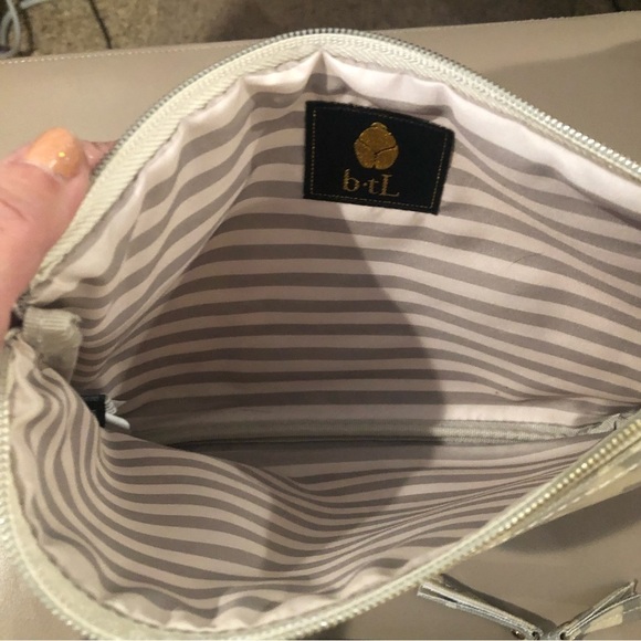 b•tL/ World Tote/ NWT/ 3 piece / Set pouch/tan - Picture 3 of 8